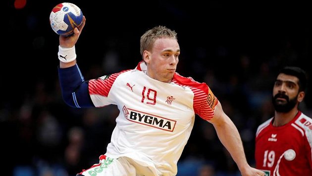 Rene Toft Hansen z Dánska střílí na branku Bahrajnu. Rene Toft Hansen z Dánska střílí na branku Bahrajnu.