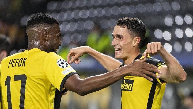 Vincent Sierro (vpravo) a Jordan Siebatcheu z YB Bern se radují z gólu proti Ferencvarosi. Vincent Sierro (vpravo) a Jordan Siebatcheu z YB Bern se radují z gólu proti Ferencvarosi.