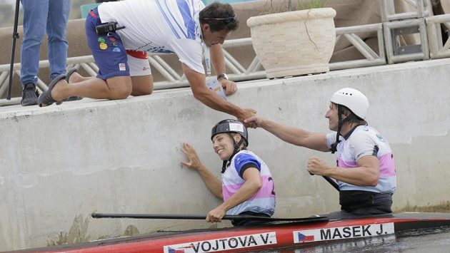 Veronika Vojtová a Jan Mašek přijímají gratulace od trenéra Jiřího Rohana. Veronika Vojtová a Jan Mašek přijímají gratulace od trenéra Jiřího Rohana.