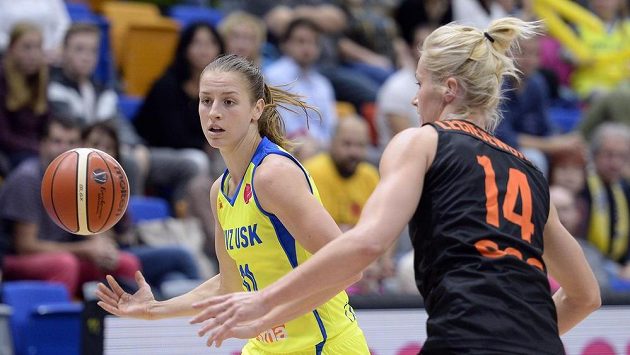 Zleva Kateřina Elhotová z USK Praha a Magdalena Leciejewska z Polkowic. Zleva Kateřina Elhotová z USK Praha a Magdalena Leciejewska z Polkowic.