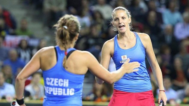 Karolína Plíšková (vpravo) vybojovala společně s Barborou Strýcovou rozhodující třetí bod pro Česko. Karolína Plíšková (vpravo) vybojovala společně s Barborou Strýcovou rozhodující třetí bod pro Česko.