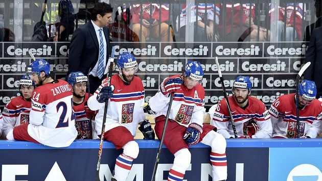 Smutek českých hokejistů (zleva): Martin Zaťovič, Michal Vondrka, Jaromír Jágr, Petr Čáslava a Jakub Klepiš. Smutek českých hokejistů (zleva): Martin Zaťovič, Michal Vondrka, Jaromír Jágr, Petr Čáslava a Jakub Klepiš.