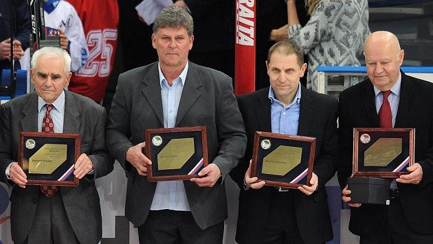 Noví členové hokejové síně slávy (zleva): Bohumil Prošek, Arnold Kadlec, Bedřich Ščerban a Josef Dovalil. Noví členové hokejové síně slávy (zleva): Bohumil Prošek, Arnold Kadlec, Bedřich Ščerban a Josef Dovalil.