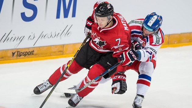 Český útočník Petr Koukal (vpravo) a kanadský forvard Michael Matheson během přípravného duelu v pražské O2 areně. Český útočník Petr Koukal (vpravo) a kanadský forvard Michael Matheson během přípravného duelu v pražské O2 areně.