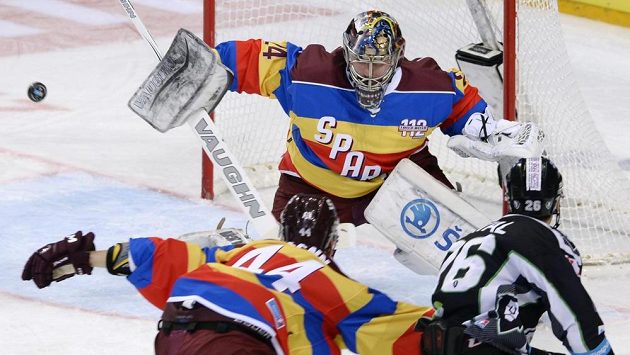 Tomáš Pöpperle (nahoře) a Ryan Glen ze Sparty a Martin Látal (vpravo) z Boleslavi. Tomáš Pöpperle (nahoře) a Ryan Glen ze Sparty a Martin Látal (vpravo) z Boleslavi.