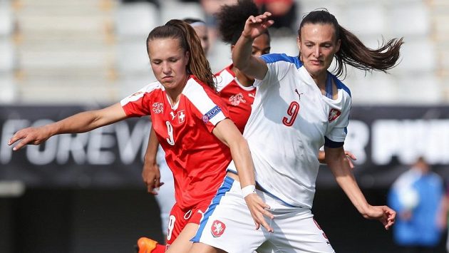Lucie Voňková (vpravo) v dresu národního týmu v souboji s Liou Waltiovovu ze Švýcarska. Lucie Voňková (vpravo) v dresu národního týmu v souboji s Liou Waltiovovu ze Švýcarska.
