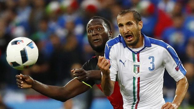 Belgičan Romelu Lukaku (vlevo) a Ital Giorgio Chiellini bojují o balón. Belgičan Romelu Lukaku (vlevo) a Ital Giorgio Chiellini bojují o balón.