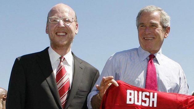 Malcolm Glazer (vlevo) vedle Manchesteru United vlastnil i tým amerického fotbalu Tampa Bay Bucaneers, jehož dres na snímku předával bývalému americkému prezidentovi Georgi W. Bushovi. Malcolm Glazer (vlevo) vedle Manchesteru United vlastnil i tým amerického fotbalu Tampa Bay Bucaneers, jehož dres na snímku předával bývalému americkému prezidentovi Georgi W. Bushovi.