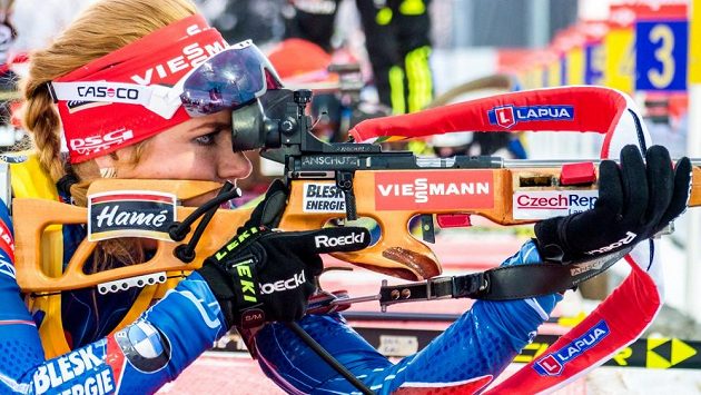 Česká biatlonistka Gabriela Soukalová střílí vleže při stíhacím závodě žen ve švédském Östersundu. Česká biatlonistka Gabriela Soukalová střílí vleže při stíhacím závodě žen ve švédském Östersundu.