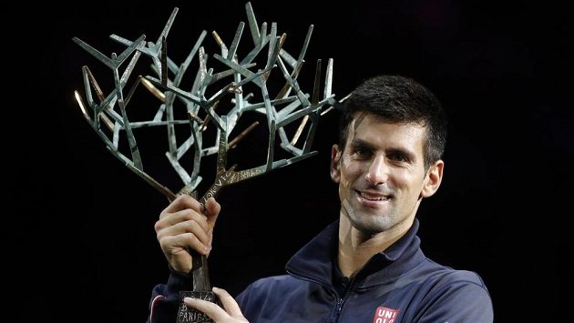 Srbský tenista Novak Djokovič s trofejí pro vítěze turnaje v Paříži. Srbský tenista Novak Djokovič s trofejí pro vítěze turnaje v Paříži.