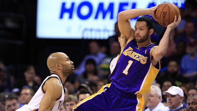 Baketbalista Los Angeles Lakers Jordan Farmar přihrává přes hráče Oklahoma City Thunder Dereka Fishera. Baketbalista Los Angeles Lakers Jordan Farmar přihrává přes hráče Oklahoma City Thunder Dereka Fishera.