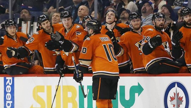 Corey Perry (10) z Anaheimu slaví branku - ilustrační foto. Corey Perry (10) z Anaheimu slaví branku - ilustrační foto.