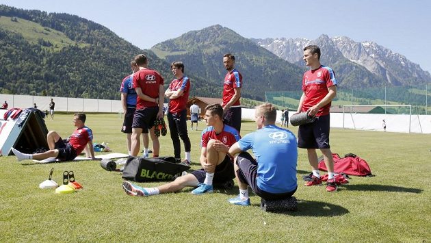 Chvíle oddechu při tréninku během soustředění českých fotbalistů v Kranzachu. Chvíle oddechu při tréninku během soustředění českých fotbalistů v Kranzachu.
