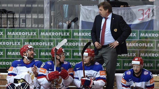 Ruský útočník Alexander Ovečkin (vlevo) a Oleg Znarok. Já na olympiádu pojedu, trenére. Ruský útočník Alexander Ovečkin (vlevo) a Oleg Znarok. Já na olympiádu pojedu, trenére.