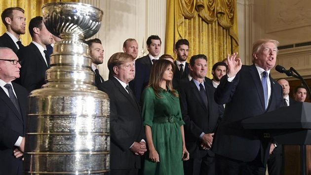 Hokejisté Pittsburghu dodrželi tradici a před středečním zápasem NHL ve Washingtonu navštívili coby úřadující vítězové Stanley Cupu sídlo prezidenta Spojených států amerických. Hokejisté Pittsburghu dodrželi tradici a před středečním zápasem NHL ve Washingtonu navštívili coby úřadující vítězové Stanley Cupu sídlo prezidenta Spojených států amerických.