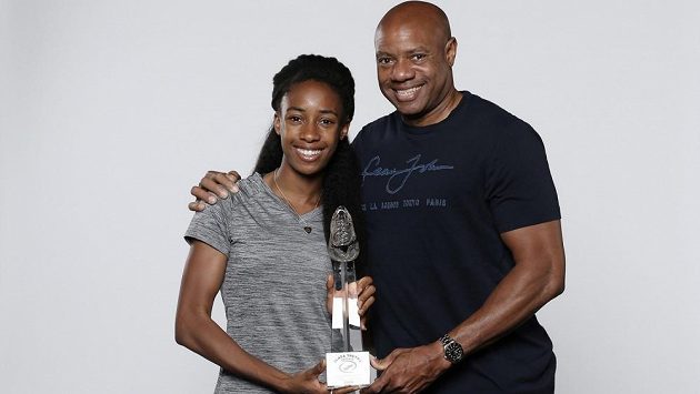 Světový rekordman Mike Powell se svou dcerou Mishou a trofejí pro vítěze Zlaté tretry. Světový rekordman Mike Powell se svou dcerou Mishou a trofejí pro vítěze Zlaté tretry.
