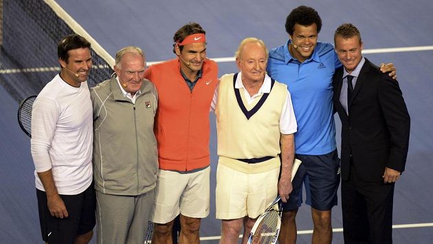 Patrick Rafter (zcela vlevo) při charitativní akci před začátkem letošního Australian Open. Patrick Rafter (zcela vlevo) při charitativní akci před začátkem letošního Australian Open.