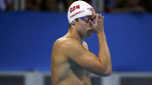 Kanadský plavec Santo Condorelli při netradičním gestu. Kanadský plavec Santo Condorelli při netradičním gestu.