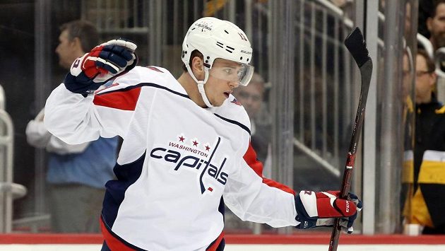 Křídelní útočník Washingtonu Jakub Vrána se raduje po gólu, který vstřelil v úvodní třetině utkání NHL proti Pittsburghu. Křídelní útočník Washingtonu Jakub Vrána se raduje po gólu, který vstřelil v úvodní třetině utkání NHL proti Pittsburghu.