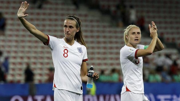 Fotbalistky Anglie Jill Scottová (vlevo) a Steph Houghtonseová se radují z výhry nad Japonskem. Fotbalistky Anglie Jill Scottová (vlevo) a Steph Houghtonseová se radují z výhry nad Japonskem.