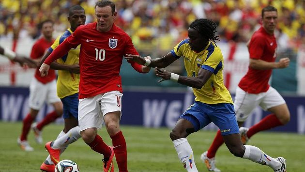 Wayne Rooney (vlevo) v dresu anglické reprezentace bojuje v přípravném utkání v Miami o míč s Juanem Carlosem Paredesem z Ekvádoru. Wayne Rooney (vlevo) v dresu anglické reprezentace bojuje v přípravném utkání v Miami o míč s Juanem Carlosem Paredesem z Ekvádoru.