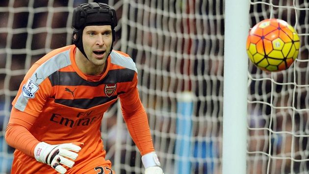 Brankář Arsenalu Petr Čech během utkání ve Villa Parku v Birminghamu proti Aston Ville, v němž vyrovanl Jamesův rekord. Brankář Arsenalu Petr Čech během utkání ve Villa Parku v Birminghamu proti Aston Ville, v němž vyrovanl Jamesův rekord.