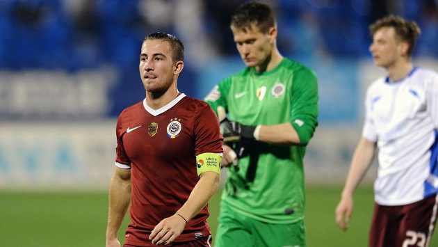 Lukáš Vácha (vlevo) a brankář Sparty Tomáš Vaclík. Lukáš Vácha (vlevo) a brankář Sparty Tomáš Vaclík.