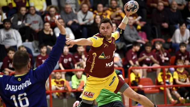 Brankář Karviné Nemanja Marjanović a Štěpán Jeníček z Dukly. Brankář Karviné Nemanja Marjanović a Štěpán Jeníček z Dukly.