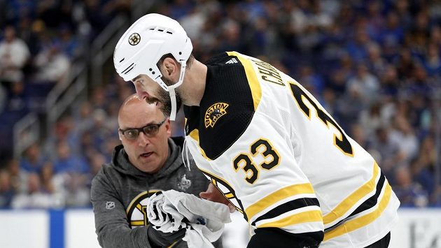 Bostonský Zdeno Chára (33) poté, co se mu do obličeje odrazila soupeřova střela. Bostonský Zdeno Chára (33) poté, co se mu do obličeje odrazila soupeřova střela.