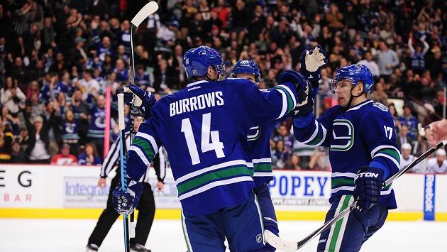 Útočník Vancouveru Radim Vrbata (vprav) slaví se spoluhráči gól v síti Los Angeles. Útočník Vancouveru Radim Vrbata (vprav) slaví se spoluhráči gól v síti Los Angeles.