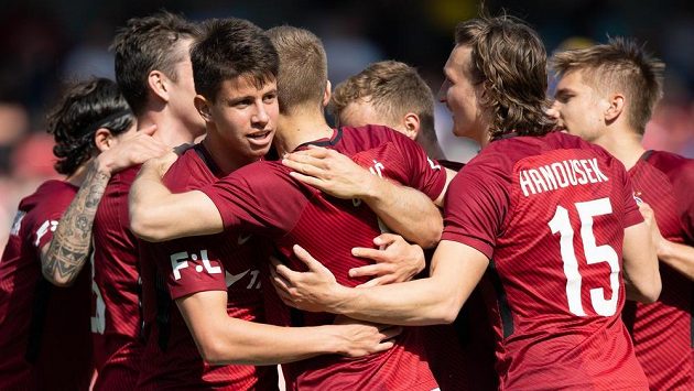 Fotbalisté Sparty (zleva) Adam Hložek, Eldar Čivič a Matěj Hanousek oslavují gól. Fotbalisté Sparty (zleva) Adam Hložek, Eldar Čivič a Matěj Hanousek oslavují gól.