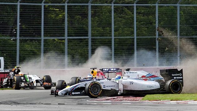 Felipe Massa (vpravo) svým neovladatelným vozem málem sestřelil i Sebastiana Vettela. Vlevo se řítí do bariéry Sergio Pérez. Felipe Massa (vpravo) svým neovladatelným vozem málem sestřelil i Sebastiana Vettela. Vlevo se řítí do bariéry Sergio Pérez.