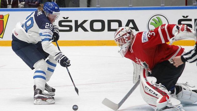 Fin Patrik Laine proti kanadskému brankáři Camu Talbotovi na květnovém MS. Fin Patrik Laine proti kanadskému brankáři Camu Talbotovi na květnovém MS.