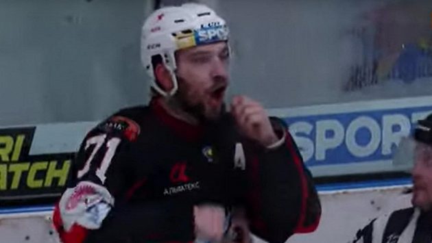 Rasistické gesto ukrajinského útočníka Andreje Deniskina. Rasistické gesto ukrajinského útočníka Andreje Deniskina.