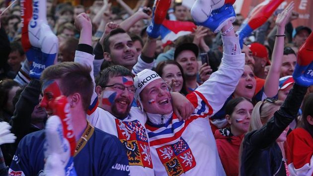 Radost českých fandů na Václavském náměstí při čtvrfinále MS s Finy. Radost českých fandů na Václavském náměstí při čtvrfinále MS s Finy.