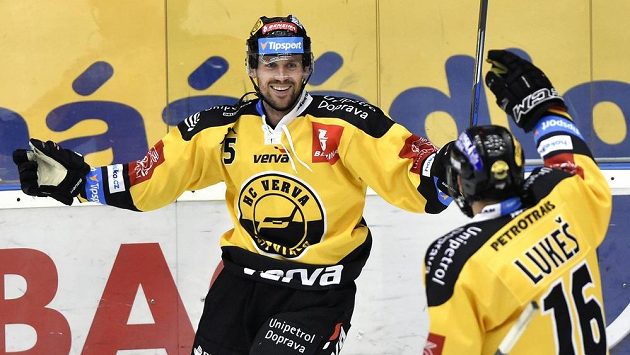 Zleva Jiří Hunkes a František Lukeš z Litvínova se radují z gólu proti Zlínu. Zleva Jiří Hunkes a František Lukeš z Litvínova se radují z gólu proti Zlínu.