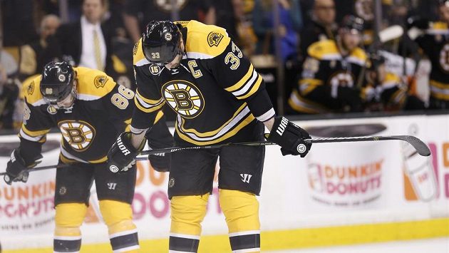 Zklamaní hokejisté Bostonu Zdeno Chára (33) a Kevan Miller (86). Zklamaní hokejisté Bostonu Zdeno Chára (33) a Kevan Miller (86).