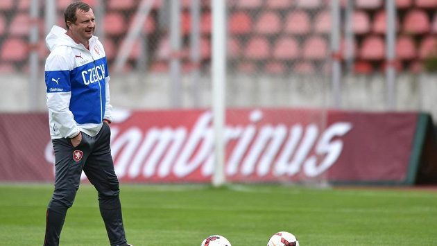 Trenér Pavel Vrba během tréninku fotbalové reprezentace. Trenér Pavel Vrba během tréninku fotbalové reprezentace.
