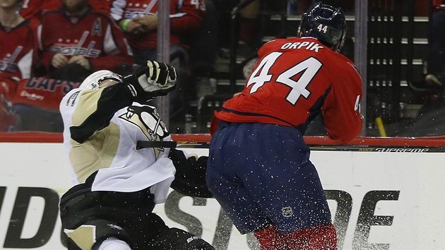 Obránce Washingtonu Brooks Orpik (vpravo) a zadák Pittsburghu Olli Määttä. Obránce Washingtonu Brooks Orpik (vpravo) a zadák Pittsburghu Olli Määttä.