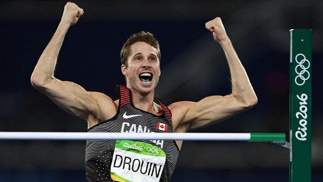 Derek Drouin z Kanady se raduje ze zisku zlaté medaile. Derek Drouin z Kanady se raduje ze zisku zlaté medaile.