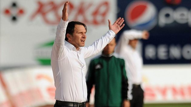 Jablonecký trenér Roman Skuhravý během úvodního utkání play off Evropské ligy s Betisem Sevilla. Jablonecký trenér Roman Skuhravý během úvodního utkání play off Evropské ligy s Betisem Sevilla.