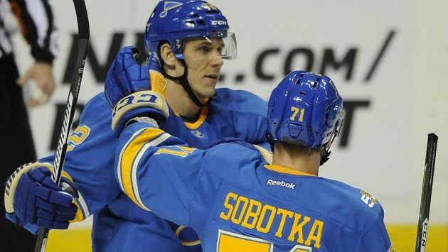 Český útočník Vladimír Sobotka (71) odehrál za St. Louis Blues první zápas a hned dal gól. Fanoušci mu nadšeně aplaudovali. Český útočník Vladimír Sobotka (71) odehrál za St. Louis Blues první zápas a hned dal gól. Fanoušci mu nadšeně aplaudovali.