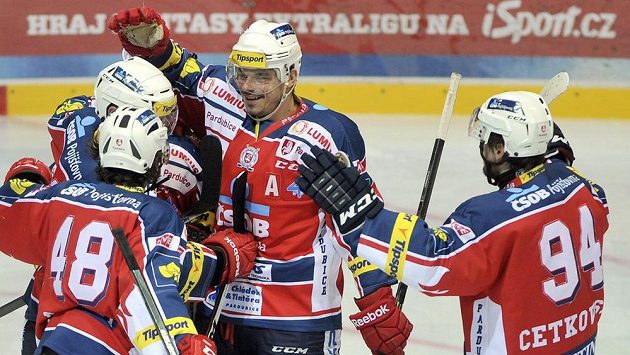 Pardubická radost po gólu v Třinci. Pardubická radost po gólu v Třinci.