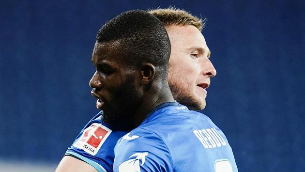 Pavel Kadeřábek a Ihlas Bebou se radují z gólu Hoffenheimu proti Mönchengladbachu. Pavel Kadeřábek a Ihlas Bebou se radují z gólu Hoffenheimu proti Mönchengladbachu.