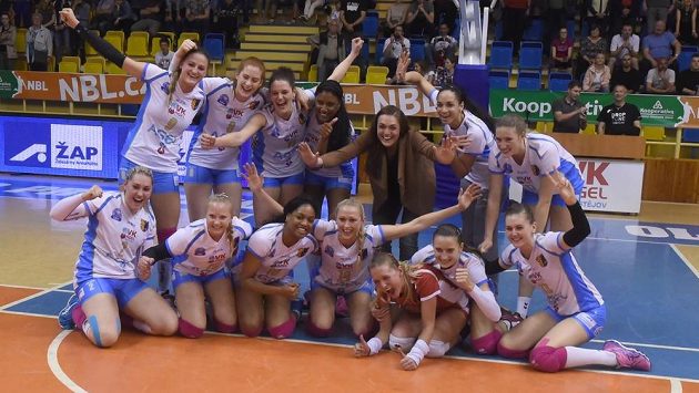 Volejbalistky Prostějova se radují z vítězství a obhajoby titulu. Volejbalistky Prostějova se radují z vítězství a obhajoby titulu.