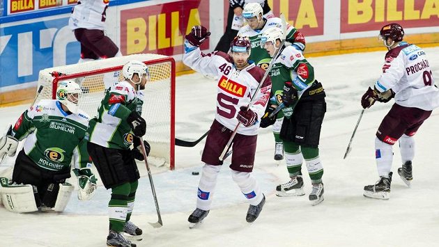 Útočník Sparty Petr Kumstát (uprostřed) se raduje z gólu proti Karlovým Varům. Útočník Sparty Petr Kumstát (uprostřed) se raduje z gólu proti Karlovým Varům.