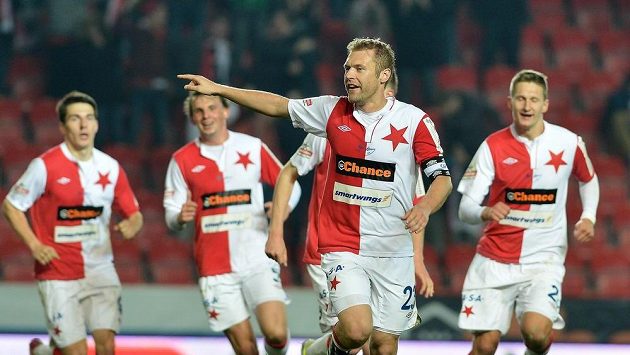 Karel Piták ze Slavie (uprostřed) se raduje z gólu proti Znojmu. Karel Piták ze Slavie (uprostřed) se raduje z gólu proti Znojmu.