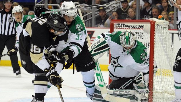 Hokejistu Pittsburghu Brandona Suttera (vlevo) brání Patrik Nemeth z Dallasu. Vpravo gólman Stars Kari Lehtonen. Hokejistu Pittsburghu Brandona Suttera (vlevo) brání Patrik Nemeth z Dallasu. Vpravo gólman Stars Kari Lehtonen.