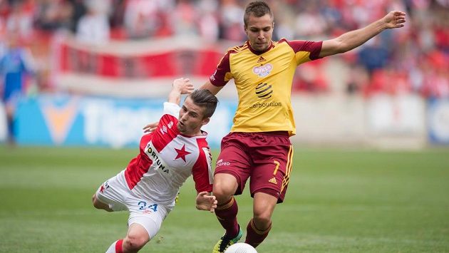 Jakub Považanec z Dukly (vpravo) v souboji s Radkem Voltrem ze Slavie. Jakub Považanec z Dukly (vpravo) v souboji s Radkem Voltrem ze Slavie.