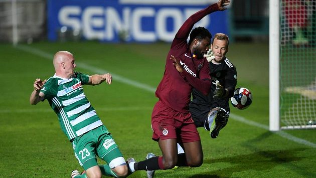 Benjamin Tetteh ze Sparty (uprostřed) dává gól, který rozhodl derby s Bohemians. Vlevo je Daniel Köstl z Bohemians, vpravo brankář Bohemians Roman Valeš. Benjamin Tetteh ze Sparty (uprostřed) dává gól, který rozhodl derby s Bohemians. Vlevo je Daniel Köstl z Bohemians, vpravo brankář Bohemians Roman Valeš.